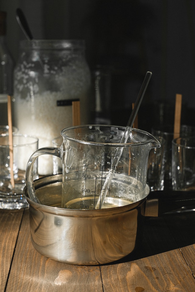 przygotowane akcesoria do robienia świec na stole