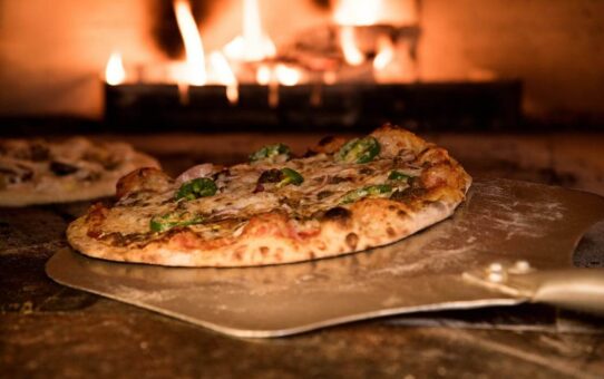 Wyposażenie kuchenne dla miłośników pizzy: Jak wybrać najlepsze blachy na pizzę?